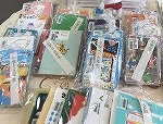 あらっこおすすめブックセットは児童室入口すぐの机に並んでいます