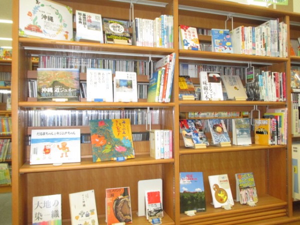 東図書館　「日本復帰50年　沖縄の本」資料展示の写真