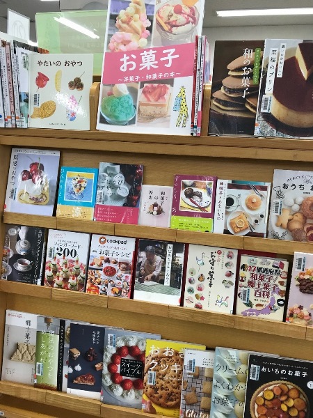 楠図書館　「お菓子～洋菓子・和菓子の本～」資料展示の写真