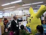 カウンター前のヨンデルー（徳重図書館にヨンデルーがやってきた！）の大きな画像へ