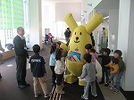 区民プラザでのヨンデルーと子どもたち（徳重図書館にヨンデルーがやってきた！）の大きな画像へ