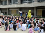 図書館クイズ。みんな正解できたかな?(「ヨンデルーと学ぼう!自動車図書館あおぞら教室」)の大きな画像へ