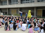 図書館クイズ。みんな正解できたかな？（「ヨンデルーと学ぼう！自動車図書館あおぞら教室」）の大きな画像へ