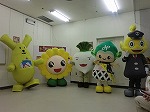 右からハッチー（交通局）、みどりっち（緑区）、ショウちゃん（昭和区）、Mioo（南区）、ヨンデルー。（「お祭りだよ！メトロ今池2014」）