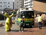 自動車図書館がいるよ！みんな、おいで～。（「読書フェスティバル」）