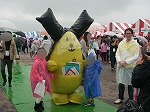 雨の中来てくれてありがとう。ヨンデルーもカッパを着て奮闘中！（ヨンデルー：「ゆるキャラ(Ｒ)グランプリ2014 in あいち セントレア」）