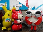 おとなりのブースの「かに丸くん」と「ちょき丸」（ヨンデルー：「ゆるキャラ(Ｒ)グランプリ2014 in あいち セントレア」）