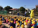 比良小学校に一番近い図書館である山田図書館を紹介。（自動車図書館・山田図書館　「ヨンデルーと学ぼう！自動車図書館あおぞら教室」）