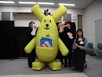 みんなで記念撮影!(ヨンデルー:熱田図書館 「冬のおはなし会」に行ってきたよ!)