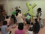 「乳幼児向けおはなし会」のあと、たくさん写真撮ってもらっちゃった♪（港図書館　「乳幼児向けおはなし会」）