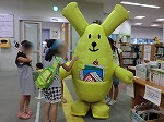 「子どもえいが会」の前に来てくれたお友だちと握手。（北図書館　「子どもえいが会」）