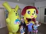 楠フェスタマスコットキャラクター「くすのっち」と一緒に「夏休みえいが会」に来てくれたお友だちのお出迎え。（楠図書館　「夏休みえいが会」）