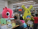 中川区のマスコットキャラクター「ナッピー」とカウンターのお仕事したよ。（富田図書館　「子ども図書館大使によるおはなし会」）