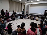 いよいよはじまり。いまのうちにおぼえて。（熱田図書館「カルタ大会」）