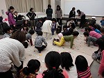 えい、遠くたってとっちゃうぞ。（熱田図書館　「カルタ大会」）