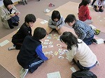 大きな子たちは、見つけるのが早かったね。（みなととしょかん　「カルタ大会」）