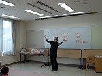 手話で「いい天気」を表しています。（くすのき図書館　「手と手ではなそう！～手話をやってみよう～」）