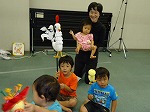 人形と一緒に記念撮影(みなみ図書館 「みなみとしょかんまつり」)