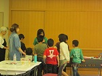 どの表紙でつくろうかな？（みなと図書館　なごやっ子読書週間記念工作会「絵本の表紙を使ってペーパーバッグをつくろう！」）