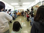 子どもも大人も、みんなならんで演奏会！（ちくさ図書館　「親・子・孫で楽しい≪バンジーチャイム演奏(えんそう)会≫講座」）