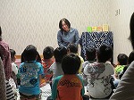 おはなし会の様子。（てんぱく図書館　なごやっ子読書週間記念行事「ご入学・ご進級おめでとう！小学生のためのおはなし会」）