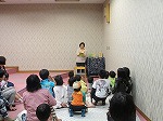 本の紹介中。（てんぱく図書館　なごやっ子読書週間記念行事「ご入学・ご進級おめでとう！小学生のためのおはなし会」）