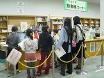 劇場の見学後、図書館で本さがしを体験しました。（きた図書館　劇場と図書館のキッズ探検隊2014　～やってみよう！舞台裏のお仕事と本さがし～）