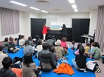 100人以上の方が、大型絵本や人形劇を楽しみました。（なかがわ図書館　冬のおたのしみ会）