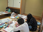 おすすめしたい気持ちを一生懸命書いています。（てんぱく図書館　おすすめ本のＰＯＰを作ってみよう！）