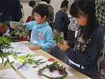 図書館に生えている草花や木の枝などを使って、自由に作りました。（とみだ図書館　おはなしとこうさくの会「クリスマスリースをつくろう」）