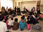 ふだが読まれるまでは、さわっちゃだめだよ。（あつた図書館　カルタ大会）