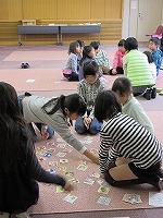 どこにあるかな～。みんなしんけんです。（みなと図書館　カルタ大会）