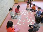 元気な「はいっ！」が部屋いっぱいにひびいてました。（てんぱく図書館　カルタ会）