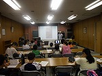 矢田川の生物について学びました。（もりやま図書館　「第4回矢田川自然体験学習」）