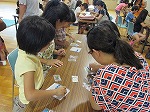 ビーズをならべています。（やまだ図書館　親子（孫）でたのしい大道仮説（かせつ）実験講座＜ならんでならんで＞）