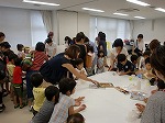 ２かいめのこうさくは、かみコップでボールとばしゲームです！（とくしげ図書館　夏のおたのしみ大会　工作教室）