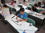 テーマにそった本を見ながら調べます。（なかがわ図書館　「中川図書館で自由研究！」）