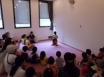 おはなし会で読み聞かせをしました。（つるまちゅうおう図書館　「子ども図書館大使」）