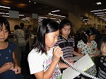 「おはなし会がはじまります」館内放送もみんなで。（あつた図書館　「子ども図書館大使」）