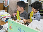 カウンター体験中。（ひがし図書館　「子ども図書館大使」）