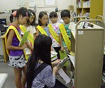 事務室で行う仕事のおはなしを聞いてます。（きた図書館　「子ども図書館大使」）