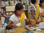 カウンターで本の貸出体験をしました。（なかがわ図書館　「子ども図書館大使」）