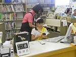 カウンターで、へんきゃくされた本をチェック。（もりやま図書館　「子ども図書館大使」）