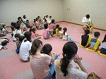 大使によるおはなし会。終了後には「また、やりたい！」の声が。（てんぱく図書館　「子ども図書館大使」）