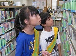 予約の本をさがしています。（とみだ図書館　「子ども図書館大使」）