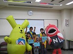 修了式には中川区のナッピーもきてくれました。（とみだ図書館　「子ども図書館大使」）