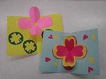 ぱっと開くと、お花がさきます。（あつた図書館　なごやっ子読書週間記念工作教室「とびだすお花のカードをつくろう！」）