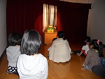 紙芝居を聞いています（もりやま図書館　「楽しい×２おはなし会」）"