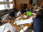 考えながら、「本の帯」をつくっています（もりやま図書館　「「本の帯」作りにチャレンジ！」）