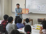 『とってもとってもあいたいの！』をよんでいます（とみだ図書館　なごやっ子読書週間記念行事　おはなしとこうさくの会「カードをつくろう」）